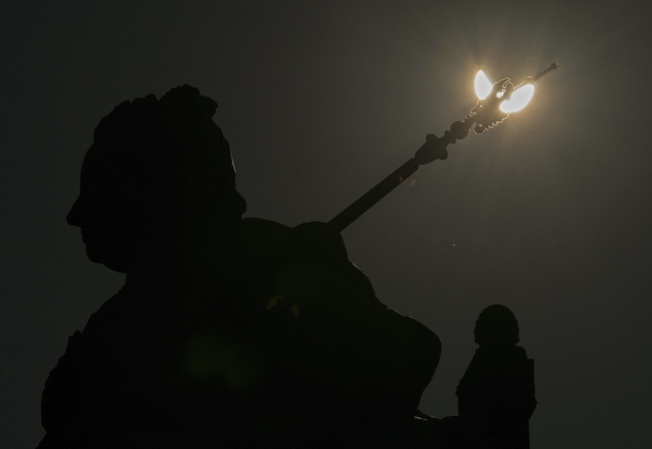 Otra instantánea del eclipse visto junto a una estatua del Museo del Arte y de la Historia de Viena. (Joe KLAMAR/AFP)