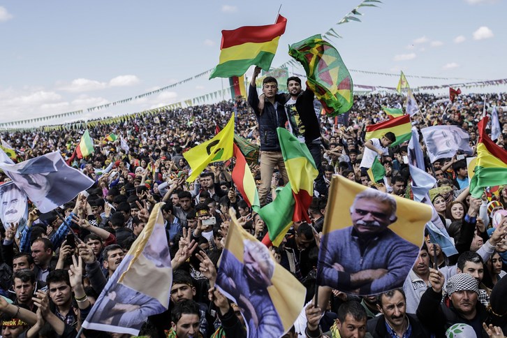 Los kurdos celebran la festividad del Newroz. (Yasin AKGUL /AFP)