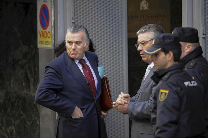 Bárcenas, en una imagen de archivo llegando al Juzgado. (Pedro ARMESTRE / AFP)