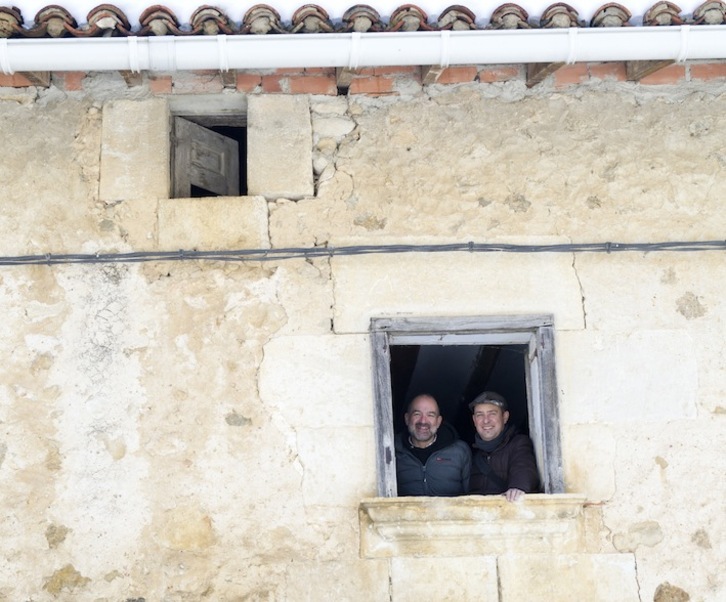 Ricardo Aristizabal y Richar Bacete, integrantes de del colectivo CoVER, en el caserío de Aletxa. (Conny BEYREUTHER)