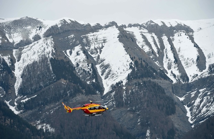 Un helicóptero sobrevuela los Alpes en Seyne, en la Alta Provenza. (Anne-Christine POUJOULAT/AFP) 