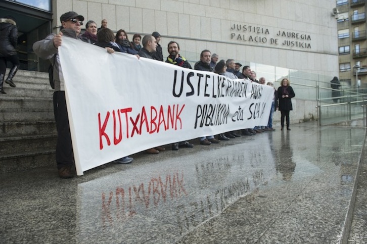 Concentración en el exterior de los juzgados de Donostia. (Jon URBE / ARGAZKI PRESS)