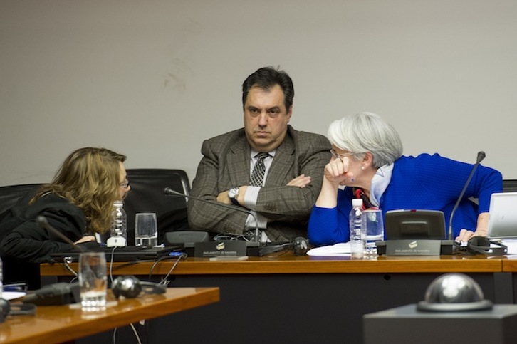 Lourdes Goikoechea y Jose Raúl Goñi, director de hacienda tributaria, en la comisión. (Iñigo URIZ / ARGAZKI PRESS)