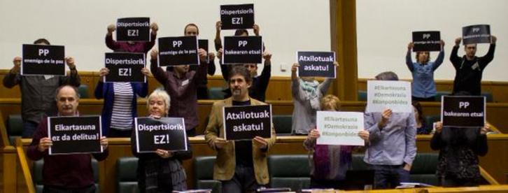 Parlamentarios de EH Bildu muestran los carteles contra la operación de la Guardia Civil. (@ehbildu_legebil)