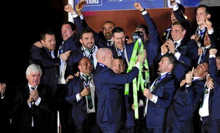 Los jugadores de Irlanda celebran el triunfo en este Seis Naciones. (Ian MACNICOL / AFP)