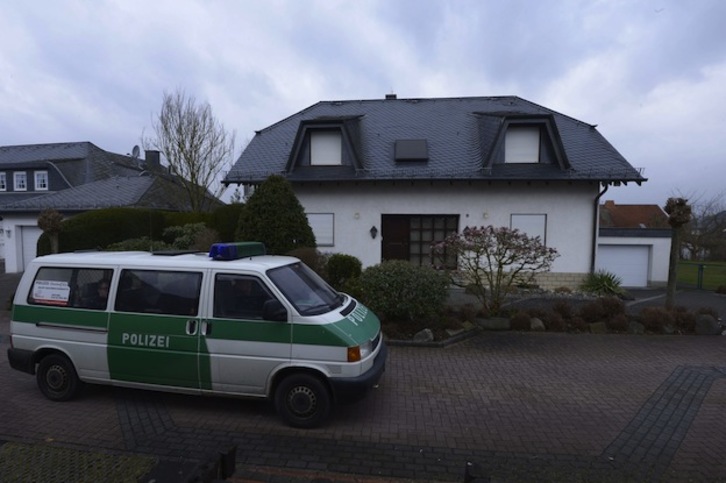Furgón policial ante la vivienda familiar de Andreas Lubitz. (Roberto PFEIL  / AFP)