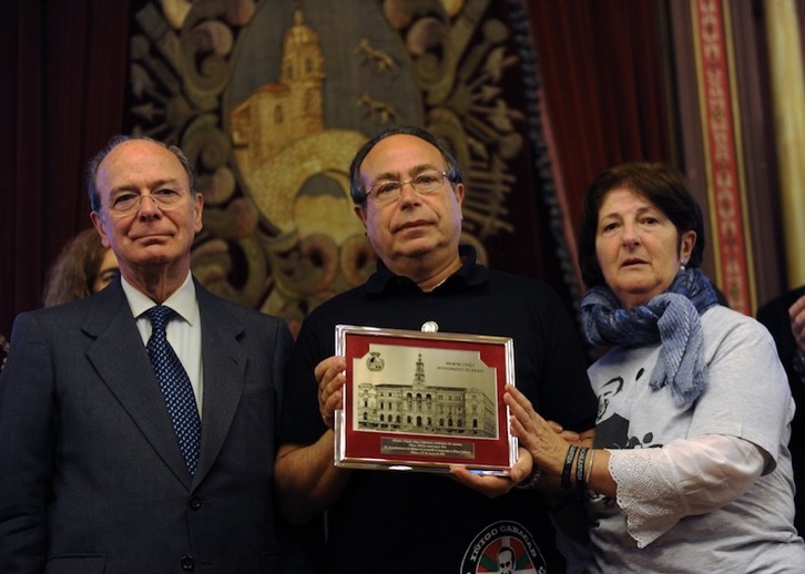 Ibon Areso ha entregado una placa a Manu Cabacas y Fina Liceranzu. (ARGAZKI PRESS)