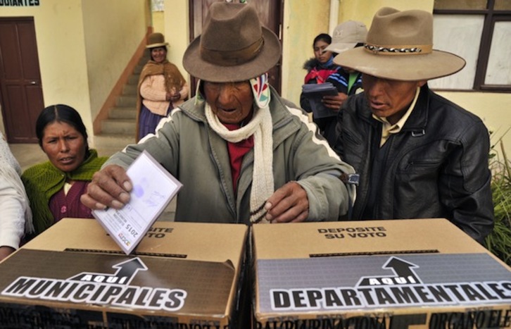 Un aymara deposita su voto. (Aizar RALDÉS/AFP PHOTO)