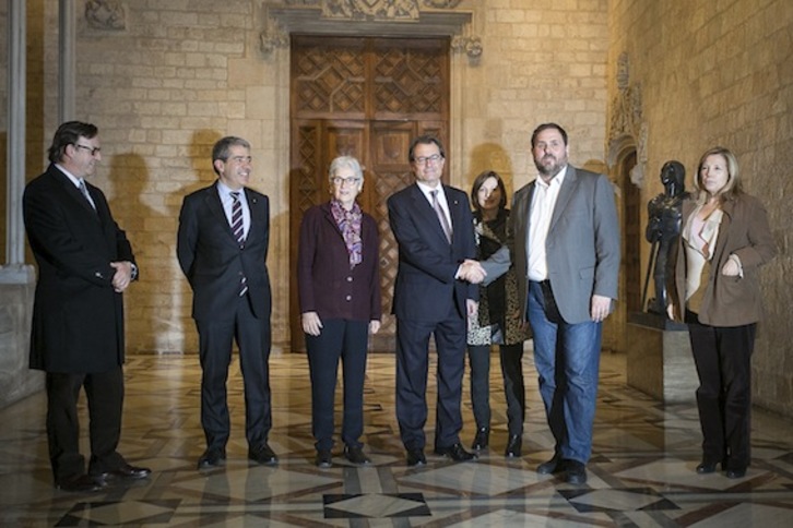 Artur Mas y Oriol Junqueras junto a los líderes de las entidades soberanistas, el día del acuerdo sobre el 27S. (Albert GARCIA)
