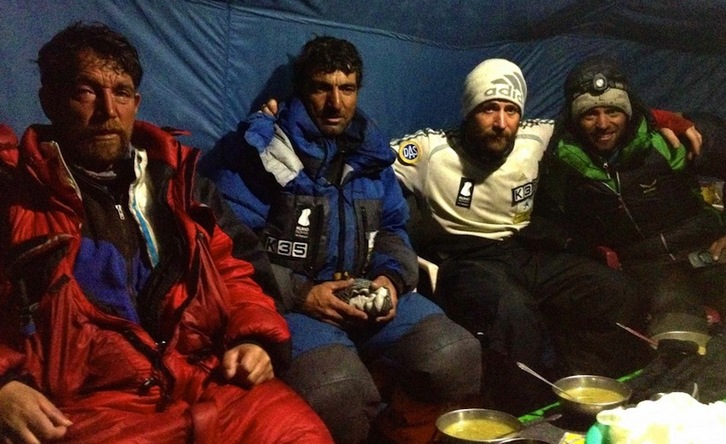Alex Txikon junto a sus compañeros de expedición, durante la ascensión al Nanga Parbat. (alextxikon.com)