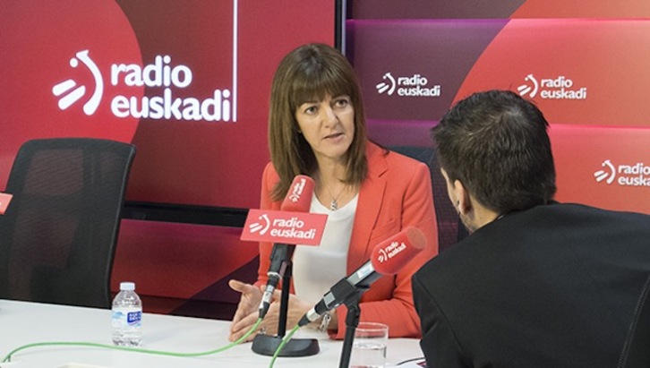 Idoia Mendia, durante la entrevista de este martes en Radio Euskadi. (www.socialistasvascos.com)