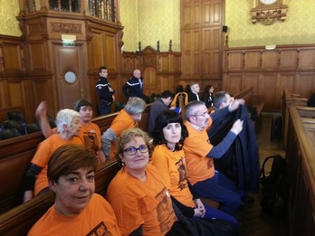 Allegados de Jon Anza, en el tribunal parisino. 