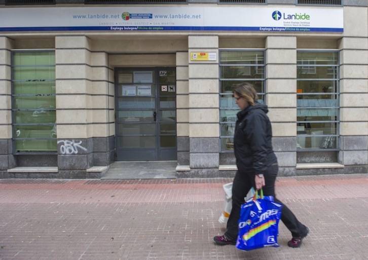 Pertsona bat Lanbideren bulego baten aurretik pasatzen, Gasteizen. (Juanan RUIZ/ARGAZKI PRESS)