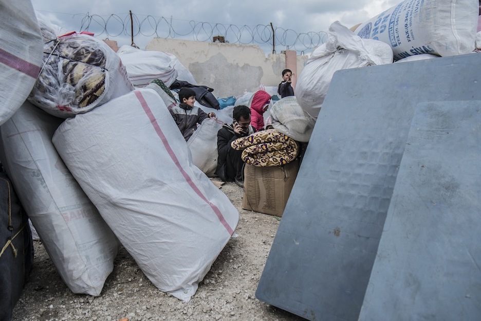 Los refugiados en el campo de Suruç reúnen sus efectos personales a la espera de poder cruzar la frontera. (Aleix ORIOL)