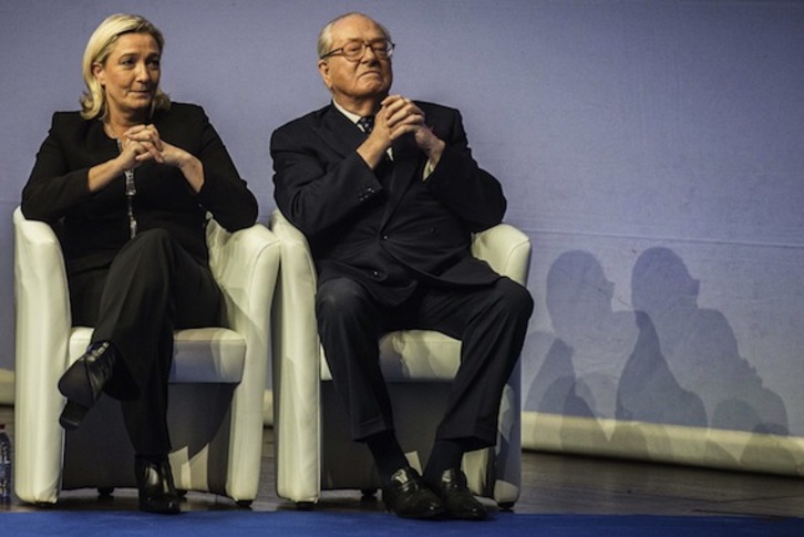 Marine Le Pen, junto a su padre Jean-Marie, en una imagen de archivo. (Jeff PACHOUD/AFP PHOTO)