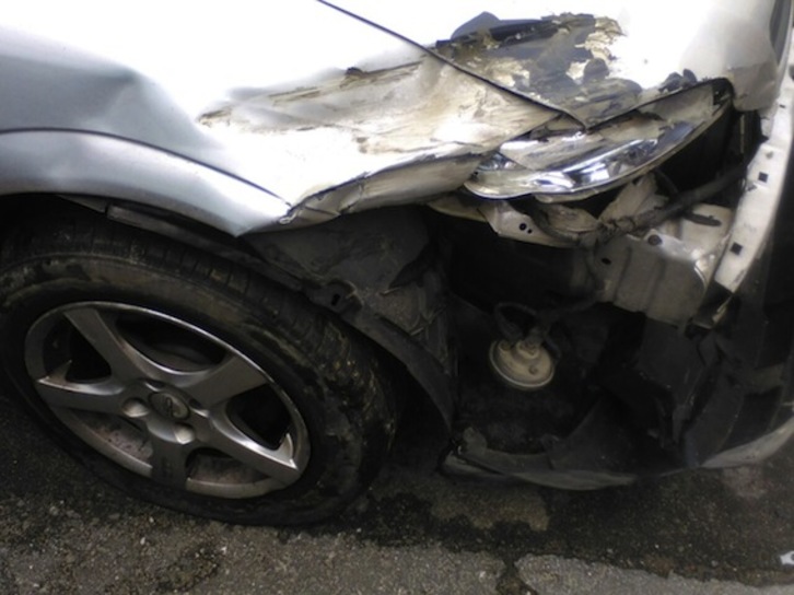 El vehículo accidentado sufrió numerosos desperfectos. (NAIZ)