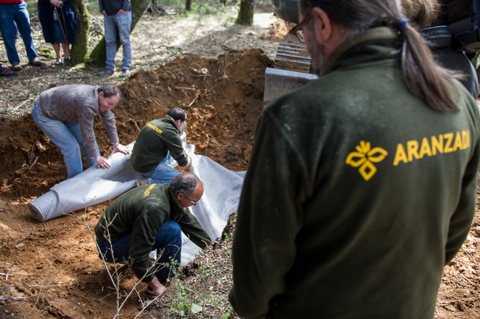 Los miembros de Aranzadi comienzan a proteger los restos. (Iñigo URIZ / ARGAZKI PRESS)