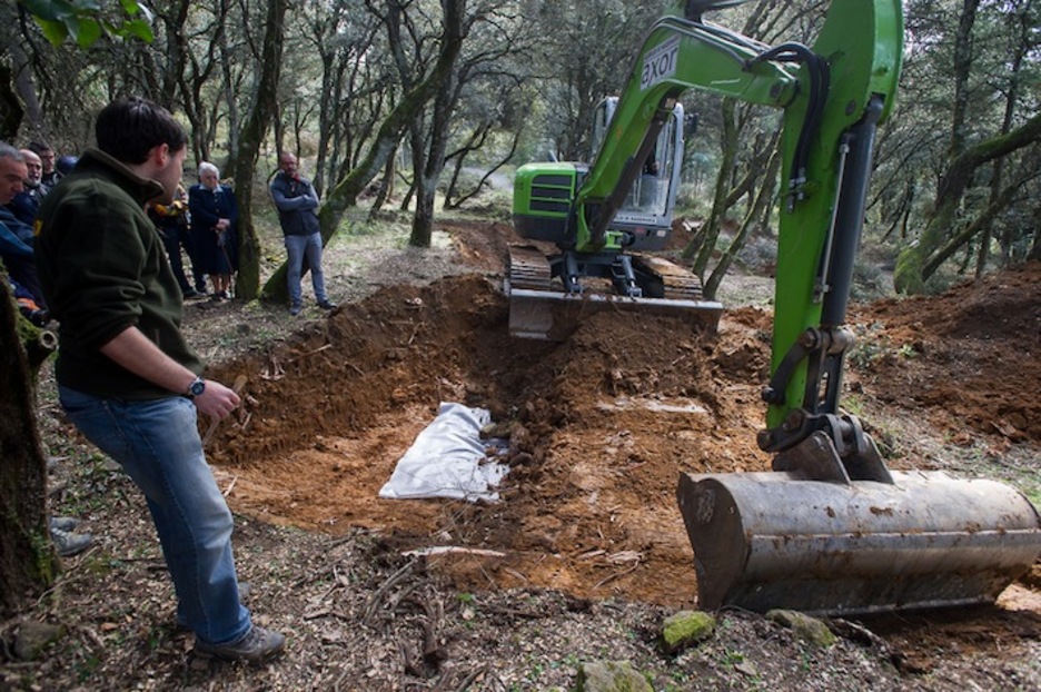 La excavación continúa en busca del resto de cuerpos. (Iñigo URIZ / ARGAZKI PRESS)