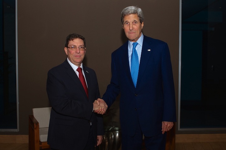 El ministro de Exteriores cubano, Bruno Rodríguez, y el secretario de Estado de EEUU, John Kerry, se estrechan la mano el pasado 10 de abril en La Habana. (AFP)