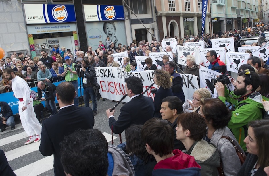 La demanda de repatriación, presente en la salida de Eibar. (Luis Jauregialtzo / ARGAZKI PRESS) 