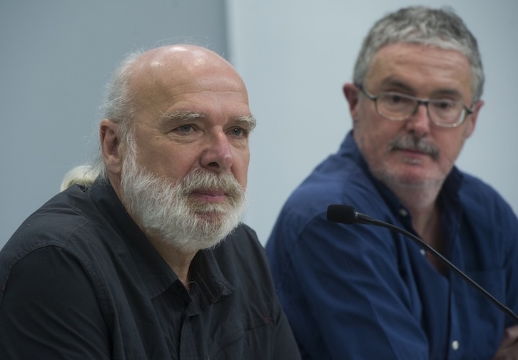Eric Toussaint, junto a Adolfo Muñoz. (Luis JAUREGIALTZO / AFP)