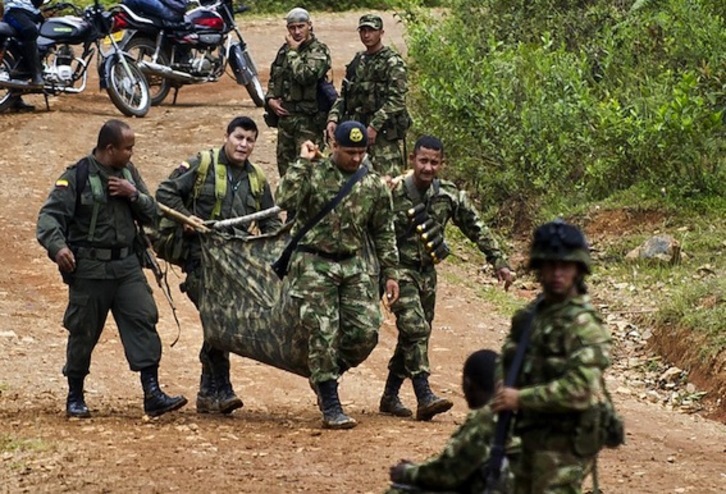 Soldados del Ejército colombiano transportan los enseres de sus compañeros fallecidos. (Luis ROBAYO/AFP PHOTO)