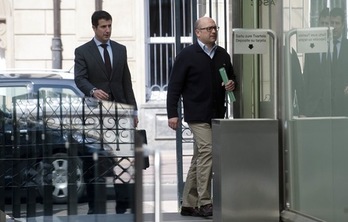 El principal imputado, Alfredo de Miguel, llega al Parlamento de Gasteiz para comparecer en la comisión de investigación del caso en 2011. (Raúl BOGAJO/ARGAZKI PRESS) 