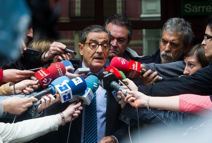 Mario Fernández ha realizado declaraciones a los periodistas tras su paso por el Juzgado. (Luis JAUREGIALTZO/ARGAZKI PRESS)