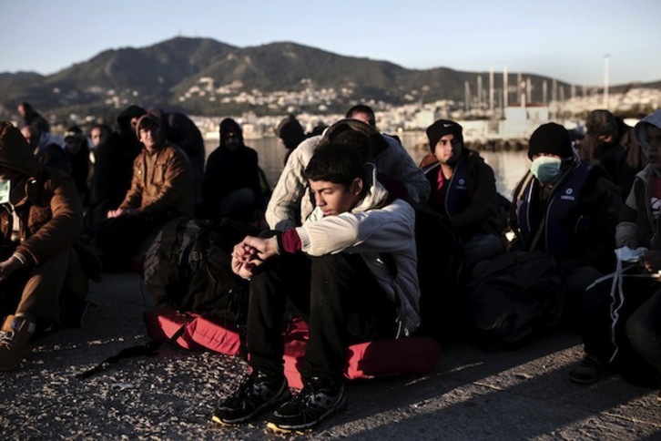 Grupo de refugiados sirios que han llegado a Grecia huyendo de la guerra. (Angelos TZORTZINIS / AFP) 