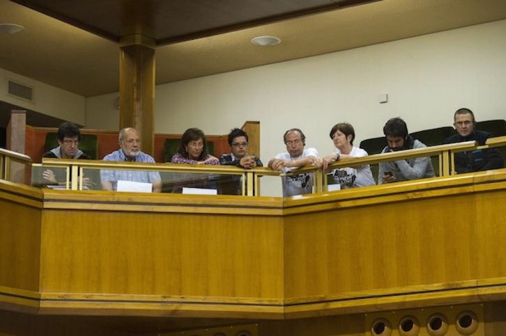Manu Cabacas, en la tribuna de invitados del Parlamento junto a otros afectados por las pelotas de goma. (Juanan RUIZ / ARGAZKI PRESS)