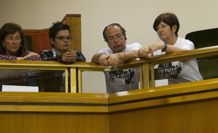 Iñigo Cabacasen gurasoak, atzo Parlamentuan. (Juanan RUIZ / ARGAZKI PRESS)