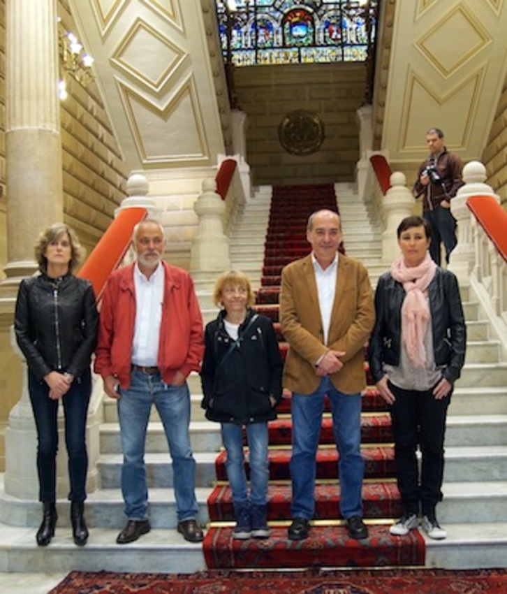 Garitano junto a los familiares de Adur Fernandez y representantes de Etxerat. (GIPUZKOABERRI)