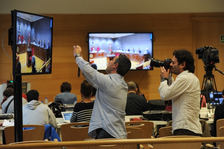 Los medios han seguido el inicio del juicio desde una sala. (ARGAZKI PRESS)