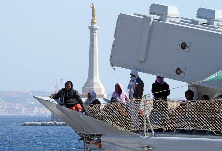 Inmigrantes llegando al puerto de Messina. (Giovani ISOLINO / AFP)