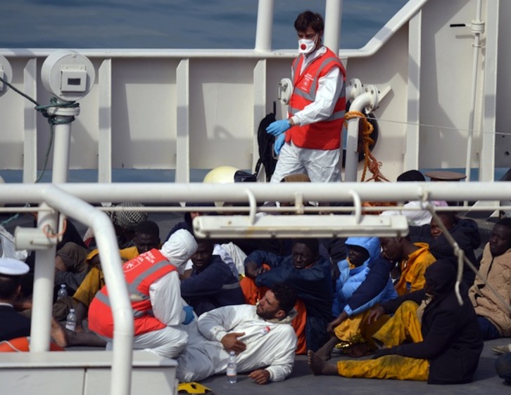 Los supervivientes son atendidos a su llegada a Malta. (Matthew MIRABELLI / AFP) 