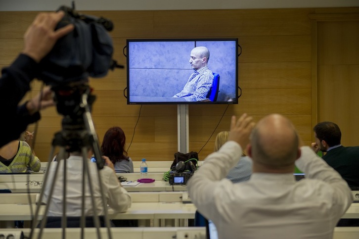 Un periodista fotografía la imagen de Aguilar en una pantalla desde la sala de prensa. (Marisol RAMÍREZ/ARGAZKI PRESS)