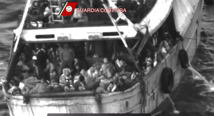 Imagen del barco de la Guardia Costera italiana con los refugiados a bordo. (AFP)