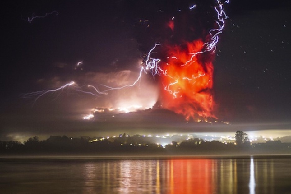 El volcán Calbuco, en erupción. (David CORTES SEREY/AFP PHOTO)