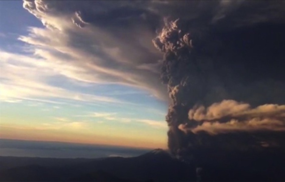Una captura de un vídeo de Carabineros muestra una gran columna de humo y ceniza. (AFP PHOTO)