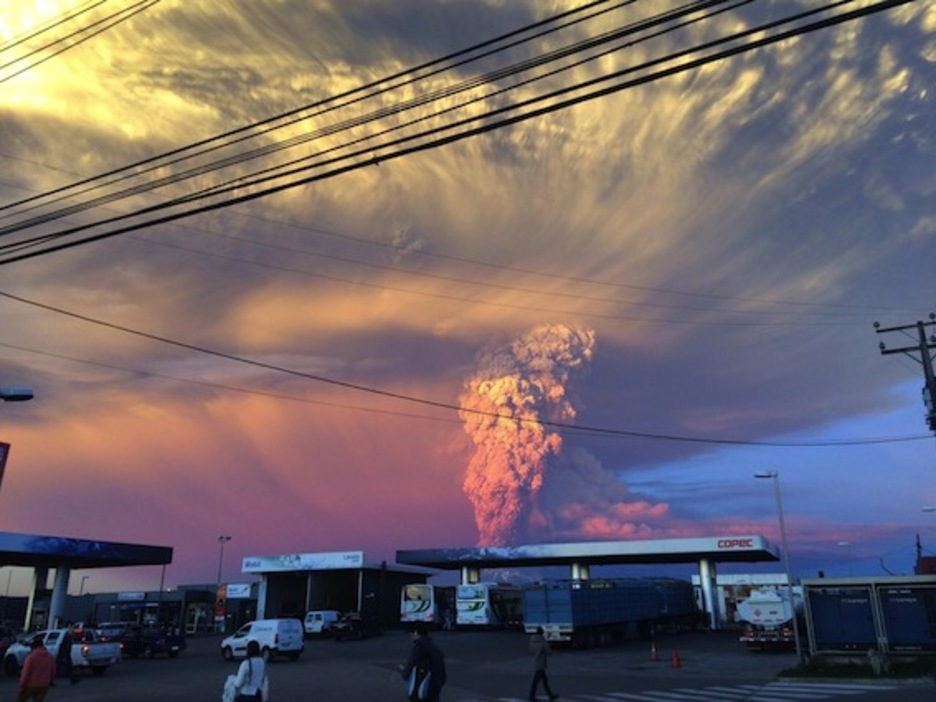 La erupción del Calbuco, vista desde Puerto Varas. (Giordana SCHMIDT/AFP PHOTO)