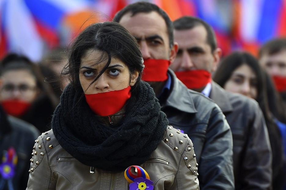 En Moscú han salido a la calle con la boca tapada. (Dimitry SEBRYAKOV / AFP)