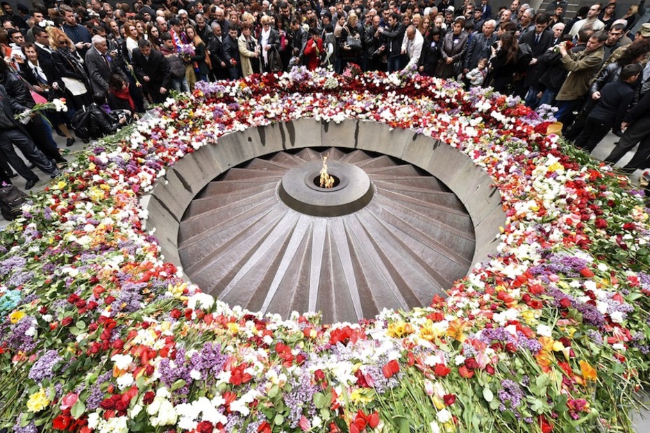 Los ciudadanos armenios han colocado sus flores en memoria de los fallecidos. (Kirill KUDRYAVTSEV / AFP)