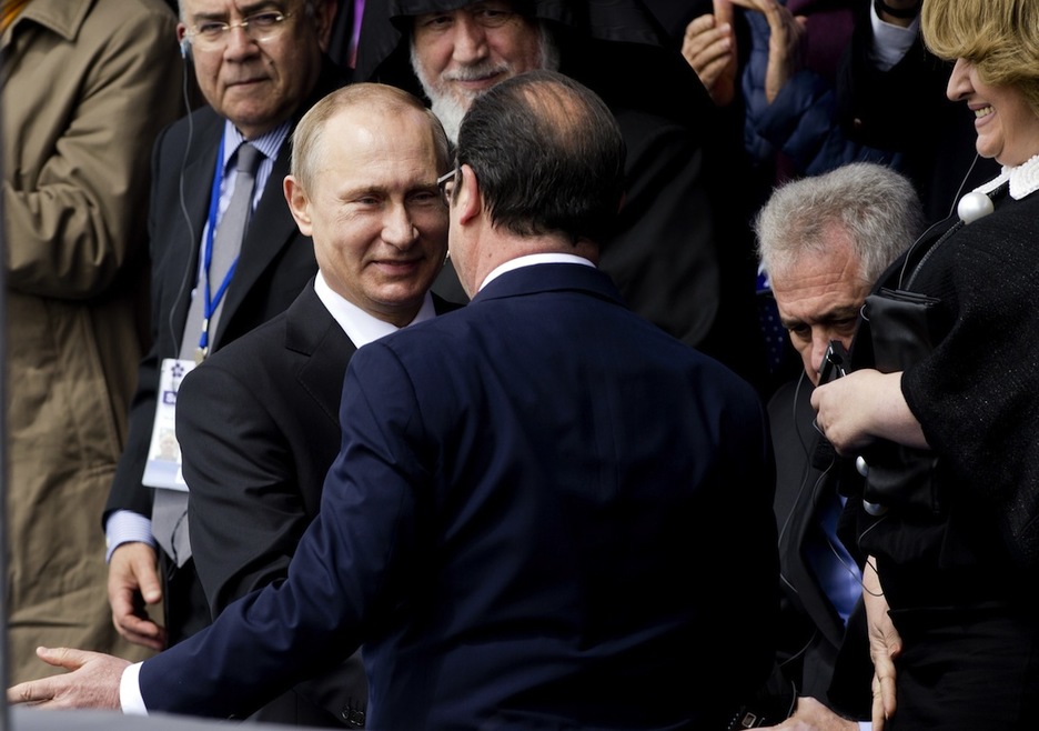 Vladimir Putin y François Hollande, en Yerevan. (Alain JOCARD / AFP)