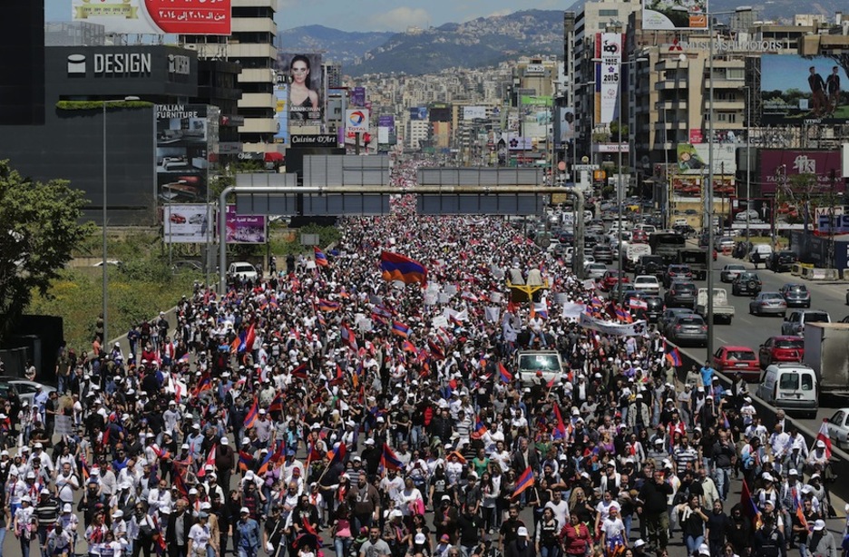 Multitudinaria marcha en Beirut. (Joseph EID / AFP)