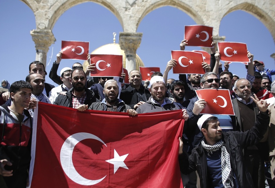 Banderas turcas en la mezquita de Al Aqsa. (Gali TIBBON / AFP)