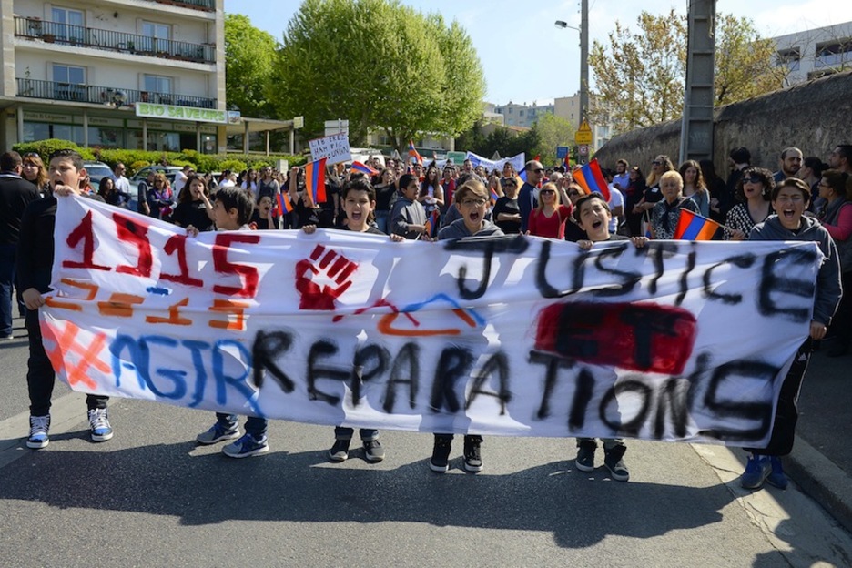 Marcha de la comunidad armenia de Marsella. (Boris HORVAT / AFP)