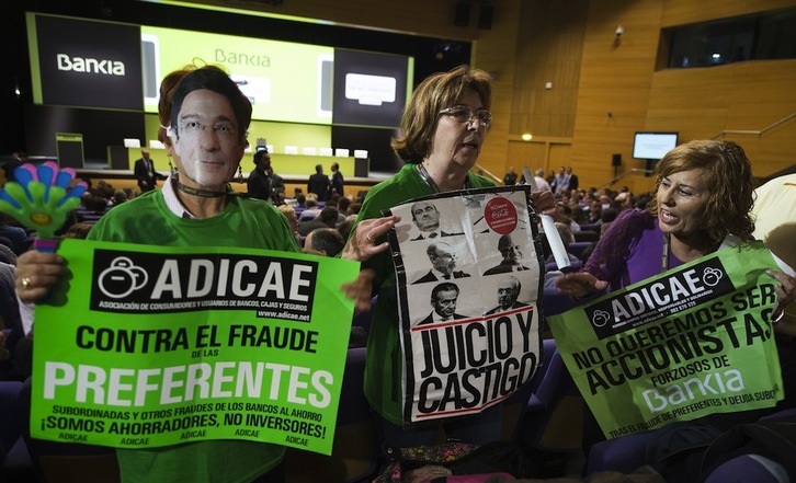 Protesta en la asamblea extraordinaria celebrada el día 22 en Valencia. (Jose JORDAN / AFP)
