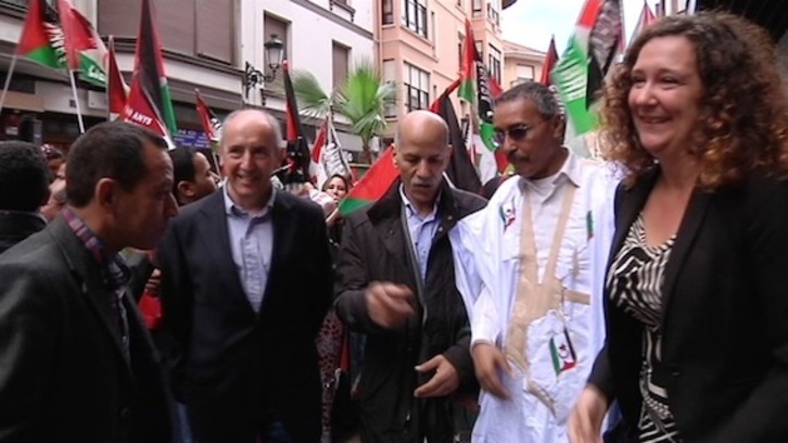 Representantes saharauis, junto a Josu Erkoreka y Mónica Hernando, que han acudido en nombre de Lakua. (IREKIA)