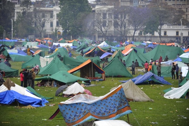 Miles de personas permanecen en la calle o en campamentos habilitados por el Gobierno. (PRAKASH MATHEMA/AFP PHOTO)
