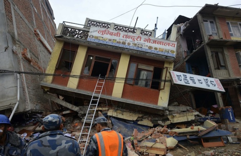 Viviendas reducidas a escombros en Katmandú. (Prakash MATHEMA/AFP PHOTO)